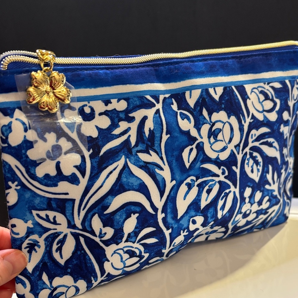 Cosmetic Bag Bunch! 6 assorted designer cosmetic bags - Picture 6 of 7